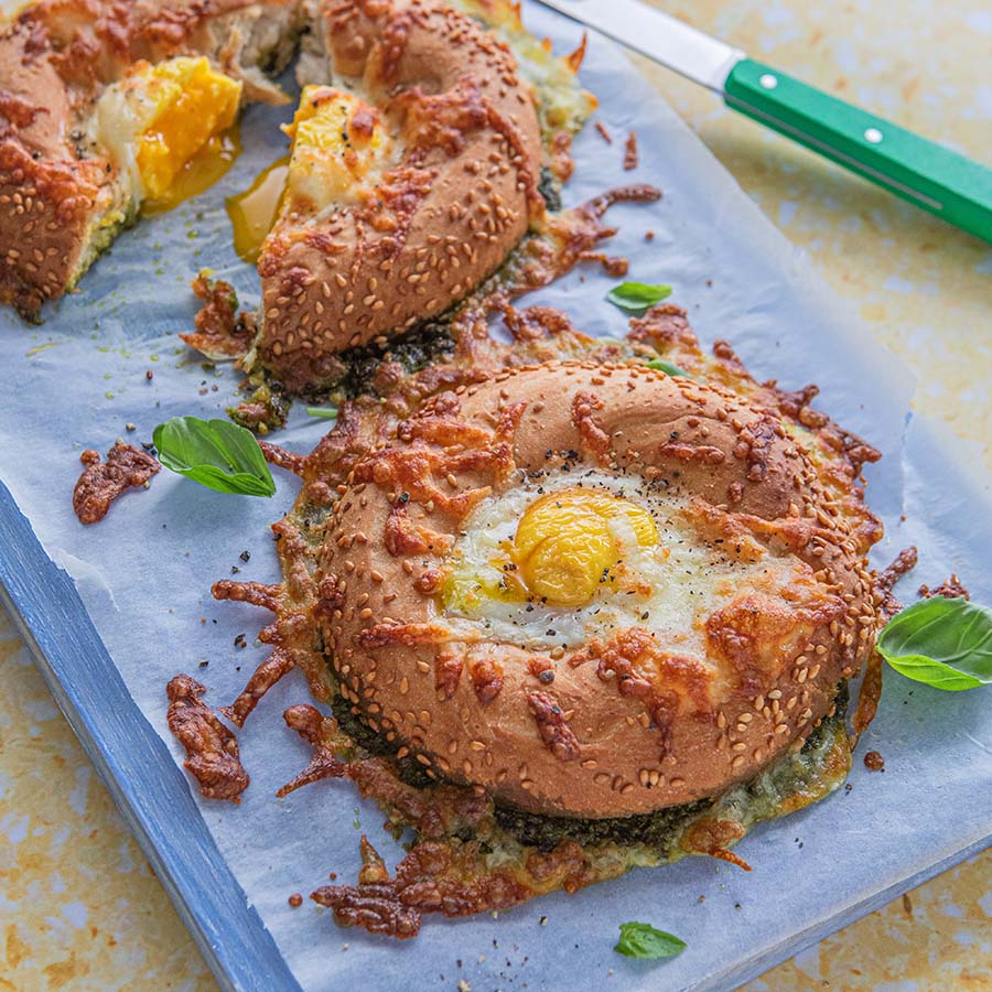 Air fryer Pesto & Egg Bagel